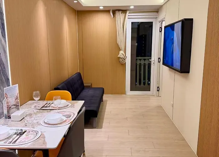 Venice Luxe Stylish, 1 Bedroom, Pool, Netflix, Kitchen, Canal Mall Access For 3 Guests Only