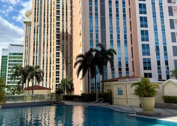 Apartment Venice Luxe Stylish, 1 Bedroom, Pool, Netflix, Kitchen, Canal Mall Access For 3 Guests Only Manila