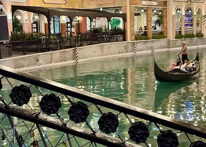 Venice Luxe Stylish, 1 Bedroom, Pool, Netflix, Kitchen, Canal Mall Access For 3 Guests Only Manila